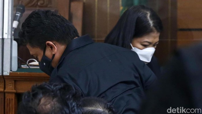 Ferdy Sambo dan Putri Candrawathi menjalani sidang di PN Jakarta Selatan. Ada momen Ferdy Sambo memeluk Putri Candrawathi di ruang sidang.