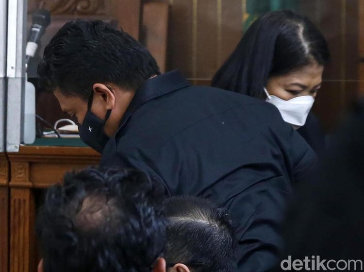 Detik-detik Ferdy Sambo Peluk Putri Candrawathi di Ruang Sidang