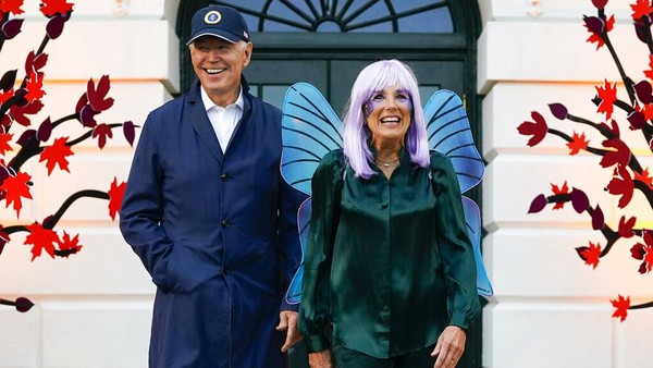 Presiden Joe Biden dan ibu negara Jill Biden tiba untuk memberikan suguhan kepada para trick-or-treaters di South Lawn Gedung Putih, Washington, Amerika Serikat, Senin (31/10/2022) waktu setempat.  
