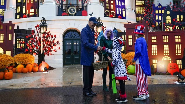 Pemimpin nomor satu Amerika Serikat ini menyambut anak-anak yang datang ke Gedung Putih saat perayaan Halloween. Â Pemimpin nomor satu Amerika Serikat ini menyambut anak-anak yang datang ke Gedung Putih saat perayaan Halloween. Â