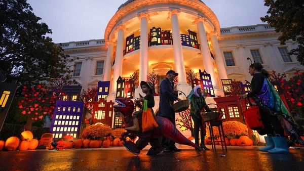 Halloween bertema Trick-or-Treating in the President and First Ladys Neighborhood itu tampak meriah dengan dekorasi rumah hantu di Gedung Putih. Â Halloween bertema Trick-or-Treating in the President and First Ladys Neighborhood itu tampak meriah dengan dekorasi rumah hantu di Gedung Putih. Â