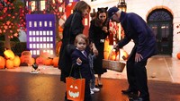 Presiden dan Ibu Negara menjamu anak-anak petugas pemadam kebakaran, perawat, polisi, dan anggota Garda Nasional di Gedung Putih untuk melakukan trik-or-treat.  