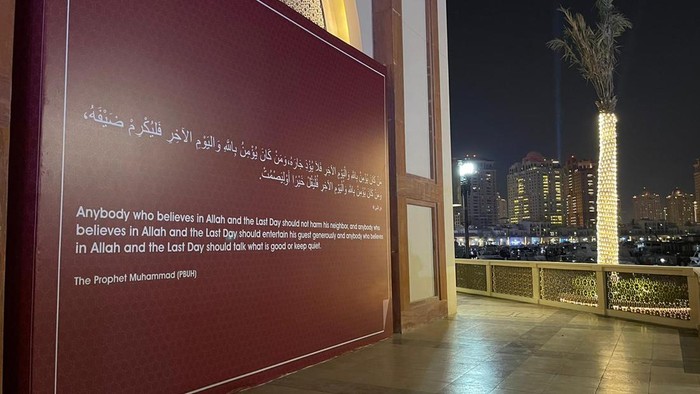Mural Hadist Nabi Hiasi Kota Doha Jelang Piala Dunia Sebuah mural bertuliskan Hadist Nabi Muhammad SAW terpajang di jalanan kota Doha, Qatar.