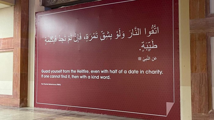 Mural Hadist Nabi Hiasi Kota Doha Jelang Piala Dunia Sebuah mural bertuliskan Hadist Nabi Muhammad SAW terpajang di jalanan kota Doha, Qatar.
