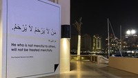 Sebuah mural bertuliskan Hadis Nabi Muhammad SAW terpajang di jalanan kota Doha, Qatar.  