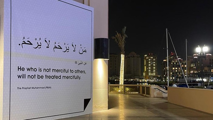 Mural Hadist Nabi Hiasi Kota Doha Jelang Piala Dunia Sebuah mural bertuliskan Hadist Nabi Muhammad SAW terpajang di jalanan kota Doha, Qatar.