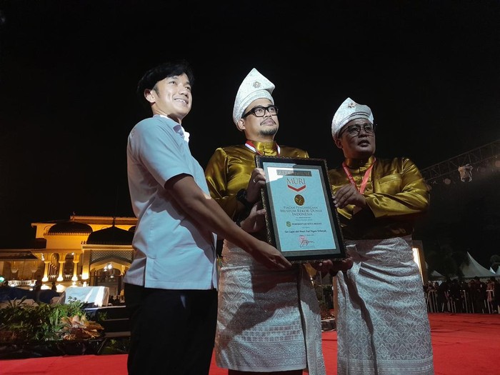 Wali Kota Medan Bobby Nasution dan Wakil Wali Kota Medan Aulia Rachman saat menerima Piagam MURI. Foto: Nizar Aldi/detikSumut