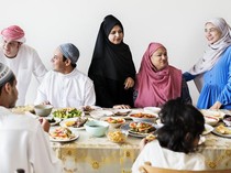 Bacaan Doa Mau Makan dan Adabnya yang Perlu Diperhatikan