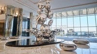 Ada droplets di lobi hotel yang terbuat dari baja yang tahan karat. Tingginya 11,5 meter dengan berat 5,5 ton.