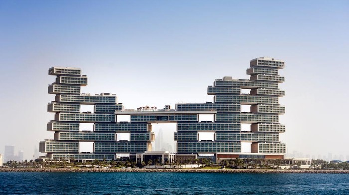 Nyentrik! Desain Hotel Ini Mirip Tumpukan Bata, Isinya Ultra Mewah DUBAI, UNITED ARAB EMIRATES - UNSPECIFIED: In this image released on October 31,2022, A general view of the Atlantis The Royal hotel at sunset in Dubai, United Arab Emirates. (Photo by Francois Nel/Getty Images for Atlantis Dubai)