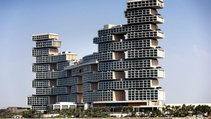 Nyentrik! Desain Hotel Ini Mirip Tumpukan Bata, Isinya Ultra Mewah DUBAI, UNITED ARAB EMIRATES - UNSPECIFIED: In this image released on October 31,2022, A general view of the Atlantis The Royal hotel at sunset in Dubai, United Arab Emirates. (Photo by Francois Nel/Getty Images for Atlantis Dubai)