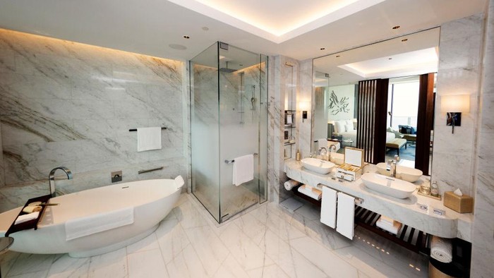 Nyentrik! Desain Hotel Ini Mirip Tumpukan Bata, Isinya Ultra Mewah DUBAI, UNITED ARAB EMIRATES - UNSPECIFIED: In this image released on October 31,2022, A view of a signature suite at the Atlantis The Roya hotel, featuring interiors by GA Design in Dubai, United Arab Emirates. (Photo by Francois Nel/Getty Images for Atlantis Dubai)