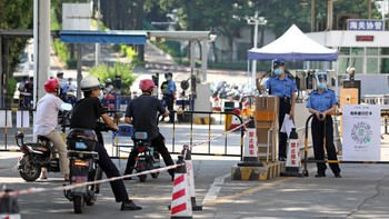 Pabrik Foxconn sebenarnya menjaga ketat agar tidak sampai ada wabah Corona di sana. Foto: Getty Images