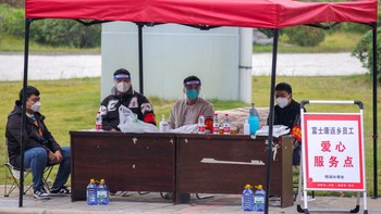 Salah satu tempat tes Corona yang disediakan di sekitar area pabrik Foxconn. Foto: Getty Images