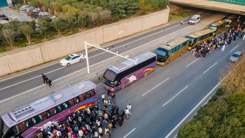 Suasana banyak buruh memilih pulang kampung dengan bus shuttle yang disediakan setelah wabah Corona melanda pabrik Foxconn di Zhengzhou. Foxconn adalah perakit gadget Apple, seperti iPhone sampai komputer Mac. Foto: Getty Images