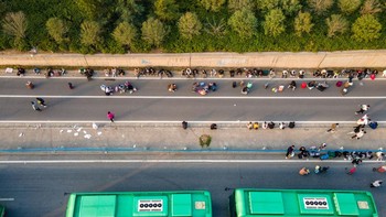 Dalam pernyataannya, Foxconn menyebut bahwa tidak benar 20 ribu karyawan kena Corona. Karyawan juga dibebaskan pulang jika mereka menginginkannya. Foto: Getty Images