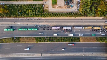 Di saat banyak negara lain sudah memilih berdamai dengan Corona, China masih ketat menjalankan karantina dan tes Corona. Foto: Getty Images