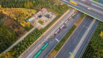 Menurut Yuan, ada sekitar 20 ribu buruh Foxconn menjalani karantina di dalam pabrik. Pihak Foxconn sendiri tidak memberikan angka resmi berapa banyak yang terkena Corona. Foto: Getty Images