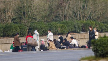 Kami harus melakukan PCR tanpa akhir dan mengenakan masker N95, serta diberi pengobatan tradisional China, sebut Yuan, salah satu buruh yang berbicara dengan nama samaran. Foto: Getty Images