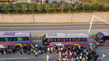 Banyak karyawan Foxconn akhirnya memilih ramai-ramai pulang kampung secara massal dan tidak lagi bekerja. Foto: Getty Images