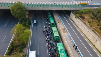 Sejak pertengahan Oktober, pabrik Foxconn di Zhengzhou ini kena wabah COVID-19. Banyak karyawan dikarantina di dalam pabrik untuk mencegah virus Corona keluar. Memang pemerintah China menerapkan kebijakan zero COVID-19. Foto: Getty Images