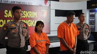 Hendra dan Susi tertunduk lesu. Keduanya dihadirkan dengan mengenakan baju tahanan ketika rilis kasus di Polres Bengkalis. (Dok. Polres Bengkalis)
