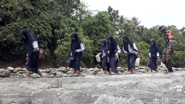 Pelajar di Polman, Sulbar, seberangi sungai.