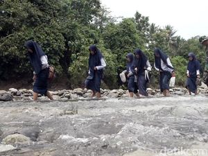 Jembatan Putus, Pelajar di Polman Bertaruh Nyawa Seberangi Sungai ke Sekolah