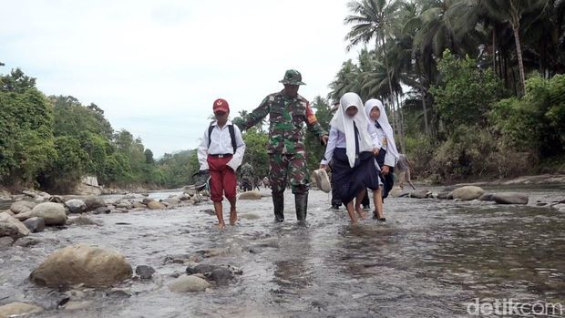 Pelajar di Polman, Sulbar, seberangi sungai.