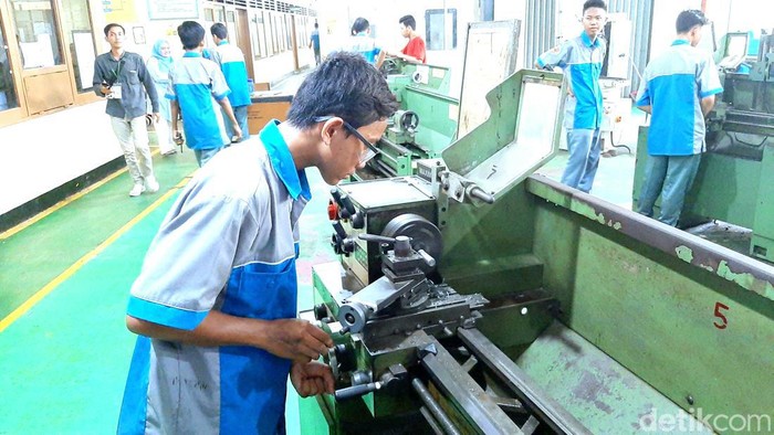 Pelajar SMK Karawang saat memproduksi sparepart moge