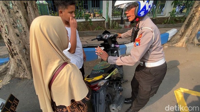 Pemotor di Kota Probolinggo diberi teguran karena melanggar lalu lintas