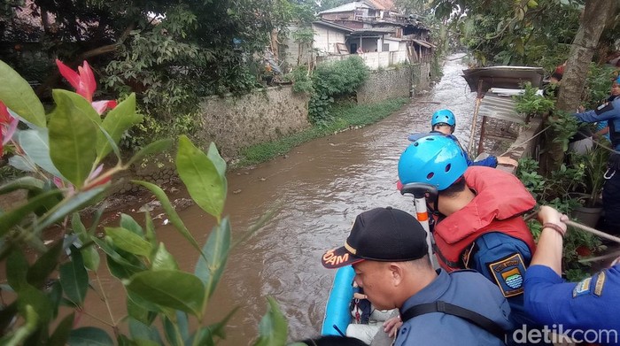 Pencarian kakek hanyut di Bandung