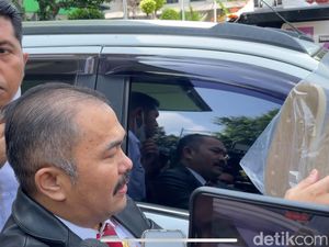 Pengacara Bawa Sandal Berdarah Diduga Milik Yosua ke Sidang Hari Ini