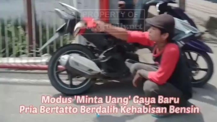 Pengemis bertato di SPBU Bogor