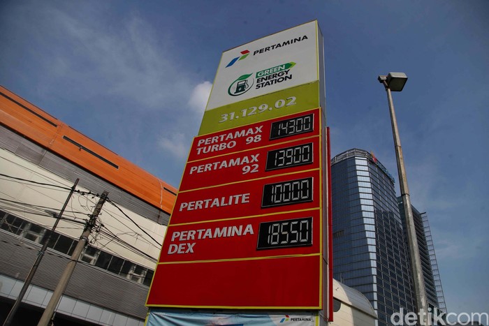 Pertamina melakukan penyesuaian harga bahan bakar minyak (BBM) per 1 November 2022 ini. Pertamax Turbo turun harga, sedangkan Dexlite dan Pertamina Dex naik.
