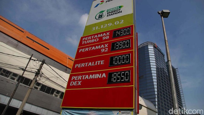 Pertamina melakukan penyesuaian harga bahan bakar minyak (BBM) per 1 November 2022 ini. Pertamax Turbo turun harga, sedangkan Dexlite dan Pertamina Dex naik.