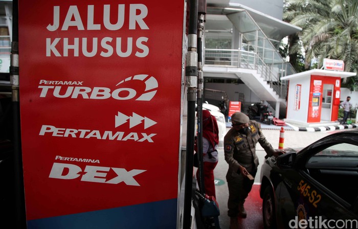 Pertamina melakukan penyesuaian harga bahan bakar minyak (BBM) per 1 November 2022 ini. Pertamax Turbo turun harga, sedangkan Dexlite dan Pertamina Dex naik.