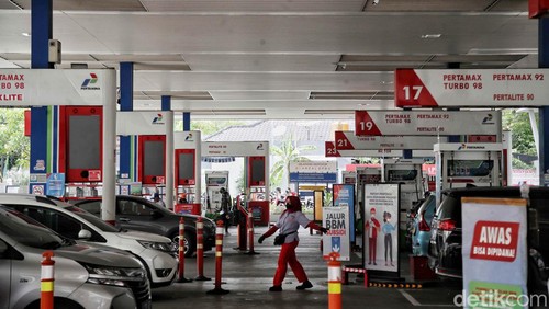 Pertamina melakukan penyesuaian harga bahan bakar minyak (BBM) per 1 November 2022 ini. Pertamax Turbo turun harga, sedangkan Dexlite dan Pertamina Dex naik.