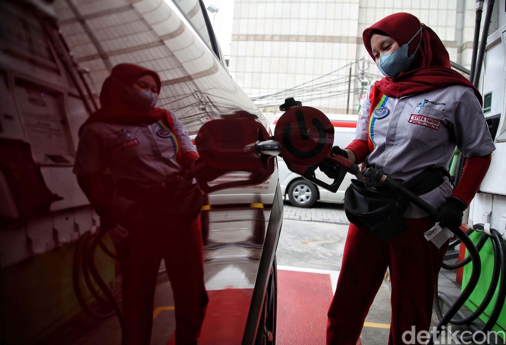 Pertamina melakukan penyesuaian harga bahan bakar minyak (BBM) per 1 November 2022 ini. Pertamax Turbo turun harga, sedangkan Dexlite dan Pertamina Dex naik.