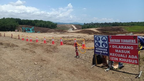 Perataan tanah untuk pembangunan jalan Tol Gilimanuk-Mengwi yang masih berlanjut dan sudah menyentuh banjar Sumbermis, Desa Pekutatan, Kecamatan Pekutatan, Kabupaten Jembrana, Selasa (01/11/2022).