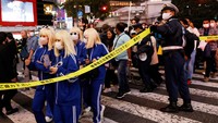 Polisi mengarahkan pejalan kaki untuk tetap berjalan dan tidak berdiri di satu area, karena banyak yang berhenti untuk mengambil video atau foto. Reuters/Kim Kyung-Hoon