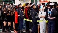 Polisi Jepang meningkatkan keamanan di sekitar persimpangan Shibuya untuk mengantisipasi terulangnya insiden di Korea Selatan yang menewaskan lebih dari 150 orang pada Sabtu (29/10). Reuters/Kim Kyung-Hoon