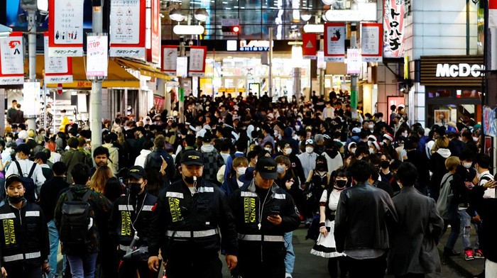 Perayaan Halloween di Tokyo Dijaga Ketat Polisi, Cegah Insiden Itaewon Security guards patrol to control crowds gathering to celebrate Halloween on the street at Tokyo's Shibuya entertainment and shopping district in Tokyo, Japan October 31, 2022. REUTERS/Kim Kyung-Hoon