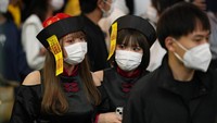Orang-orang dengan kostum berjalan melalui persimpangan berebut terkenal di distrik hiburan Shibuya Tokyo selama perayaan Halloween. AP/Hiro Komae