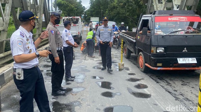 Perbaikan jembatan di Kecamatan Klampok, Banjarnegara, Selasa (1/11/2022).
