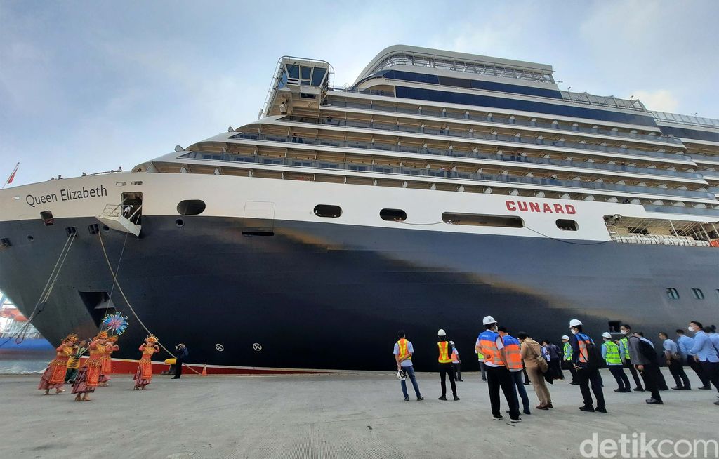 Kapal pesiar akhirnya kembali bersandar di Jakarta setelah lebih dari 2 tahun absen karena COVID-19. Kapal ini jauh-jauh datang dari Eropa.
