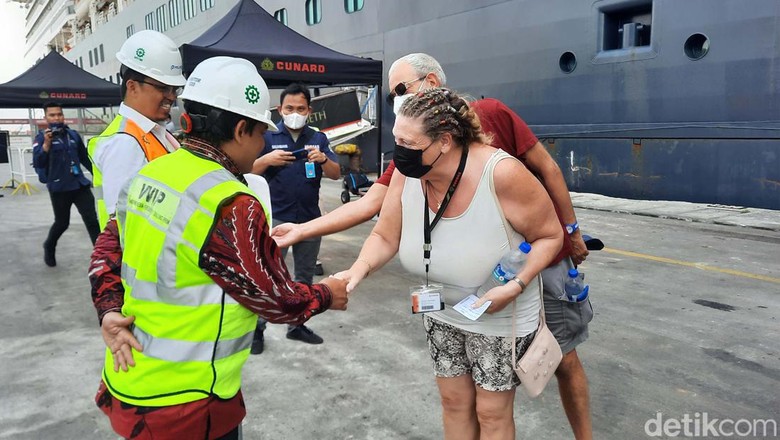 Perdana! Kapal Pesiar Sandar Lagi di Jakarta Kapal pesiar akhirnya kembali bersandar di Jakarta setelah lebih dari 2 tahun absen karena COVID-19. Kapal ini jauh-jauh datang dari Eropa.