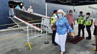 Sekitar 519 orang turun dari kapal untuk menikmati paket wisata di Jakarta.