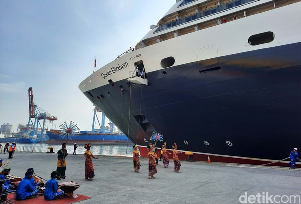 Kapal pesiar Queen Elizabeth tengah singgah ke Indonesia. Kapal itu bersandar di Pelabuhan Tanjung Priok, Jakarta dan Tanjung Benoa, Bali. Foto: Putu Intan Kapal pesiar Queen Elizabeth tengah singgah ke Indonesia. Kapal itu bersandar di Pelabuhan Tanjung Priok, Jakarta dan Tanjung Benoa, Bali. Foto: Putu Intan