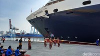 Kapal pesiar Queen Elizabeth tengah singgah ke Indonesia. Kapal itu bersandar di Pelabuhan Tanjung Priok, Jakarta dan Tanjung Benoa, Bali. Foto: Putu Intan